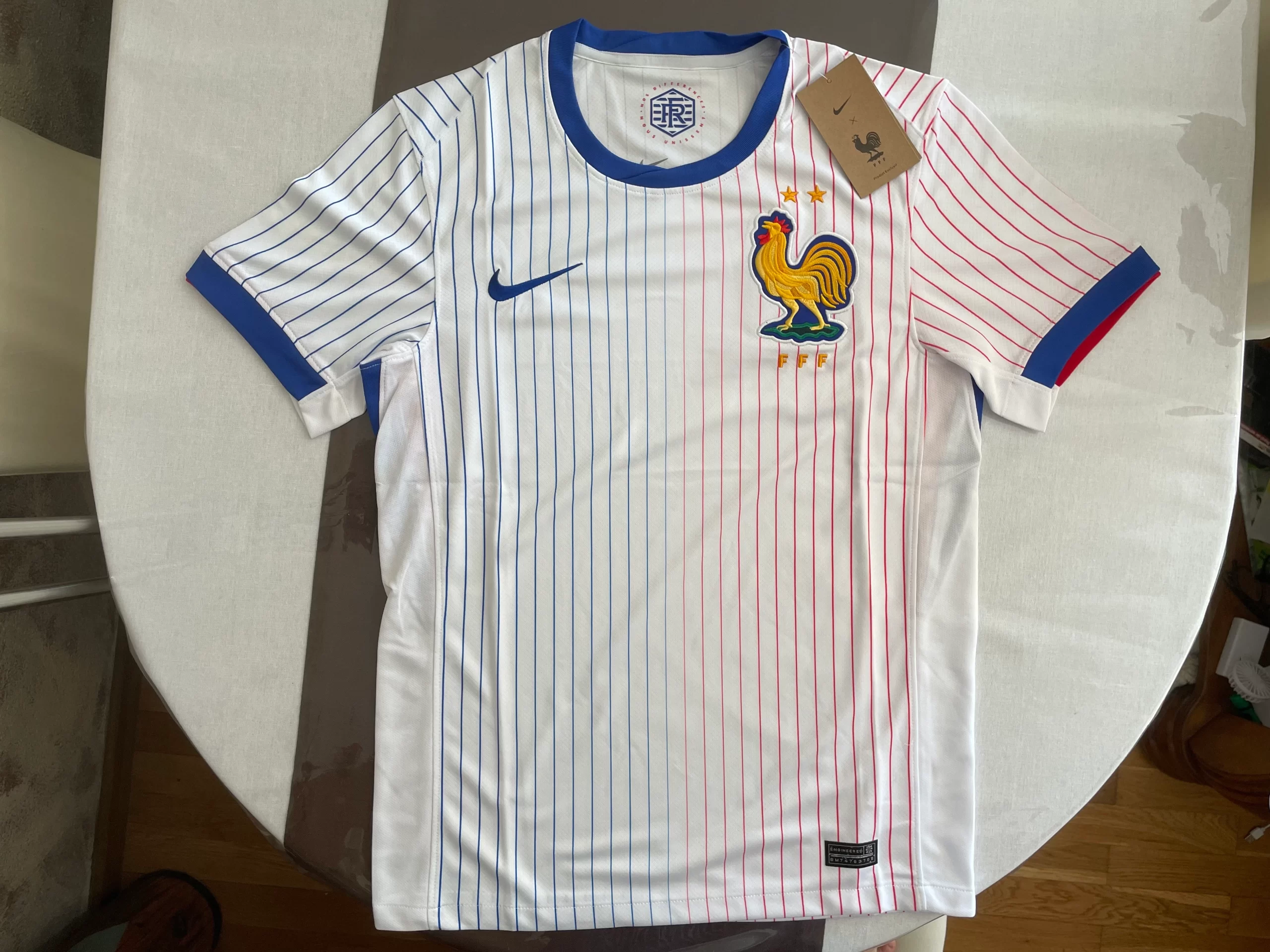 https://www.billigefotballshop.com/wp-content/uploads/2024/12/Frankrike-fotballdrakt-landslaget-scaled.webp