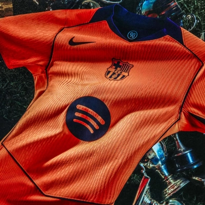 Lys oransje Barcelona-drakt gjenskaper en klassiker-1