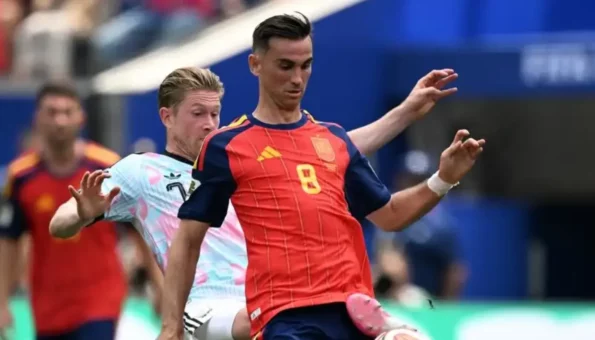 Den «uovervinnelige armadaen» i Spanias landslagsdrakt: Debatten om startoppstillingen og nøkkelmannens reise