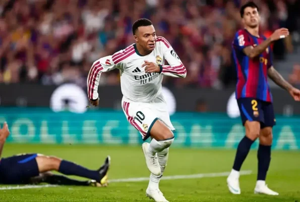 Kroningen av den ukronede og båndet knyttet til «Mbappé-drakten» Kroningen av den ukronede og båndet knyttet til «Mbappé-drakten»