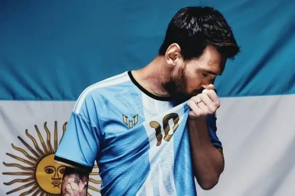 Messi tar farvel med drakten sin Messi tar farvel med drakten sin.